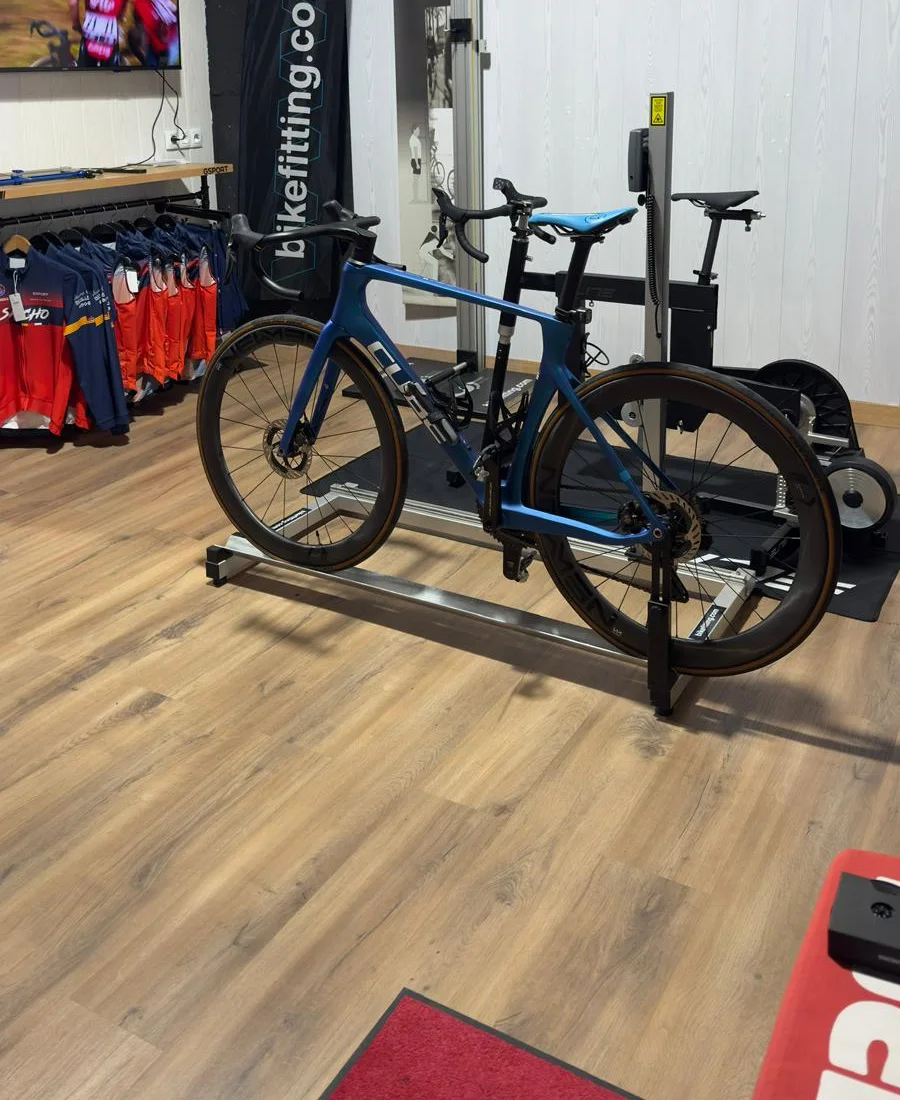 Bicicleta de carretera en la zona de estudio biomecánico de Bicicletas Sancho Manacor