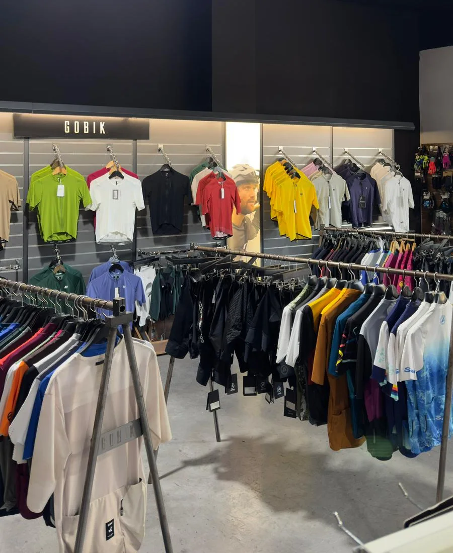 Zona de ropa técnica ciclista en Bicicletas Sancho Manacor